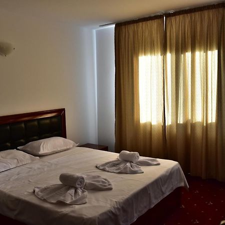 Hotel Ostrov Călimăneşti エクステリア 写真
