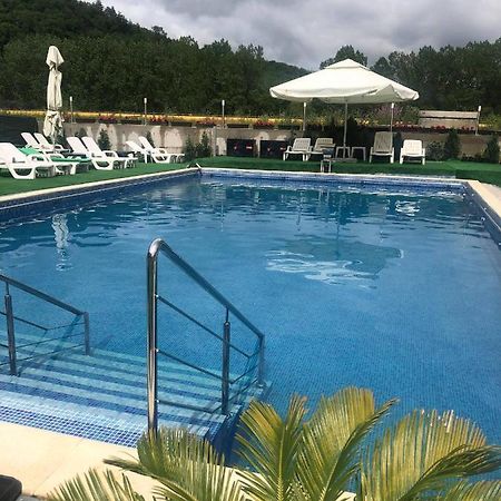 Hotel Ostrov Călimăneşti エクステリア 写真