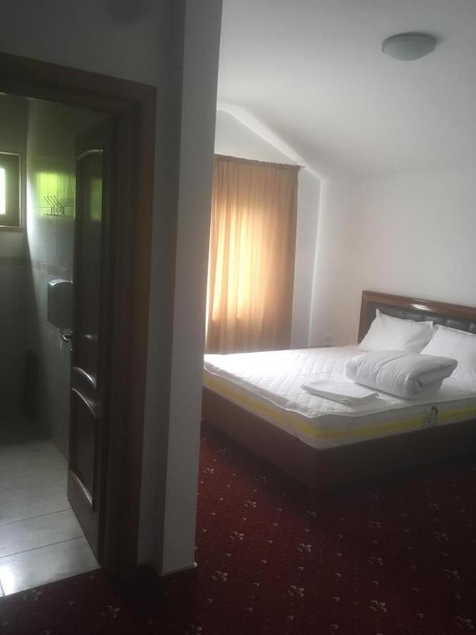 Hotel Ostrov Călimăneşti エクステリア 写真