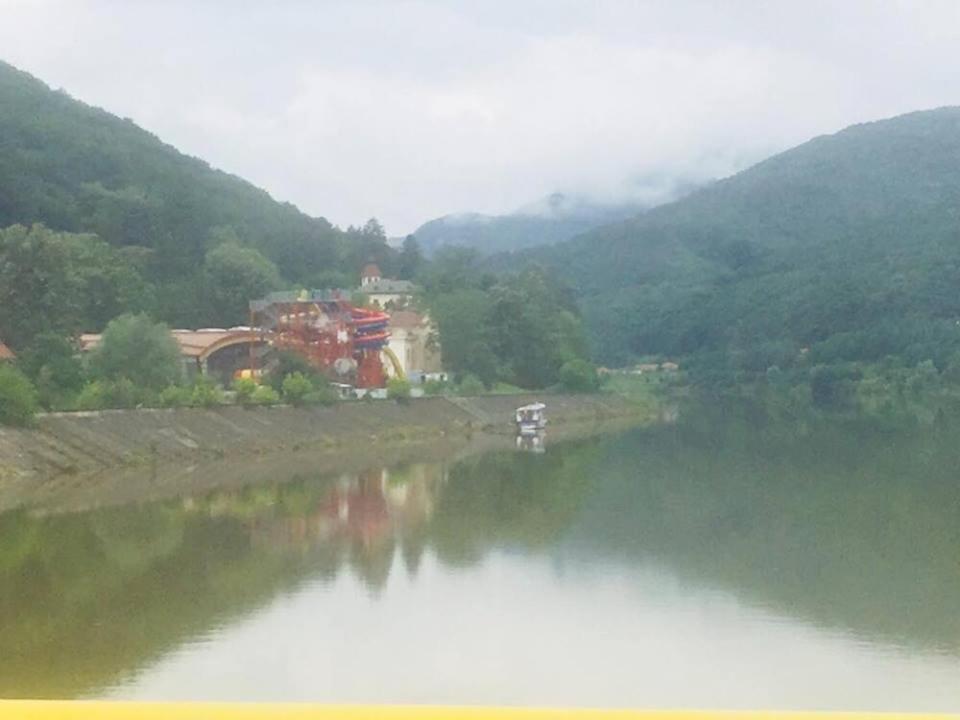 Hotel Ostrov Călimăneşti エクステリア 写真