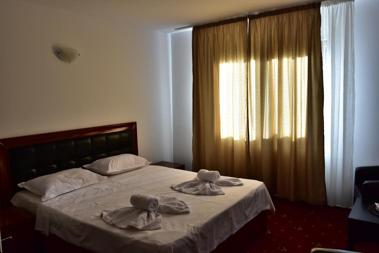 Hotel Ostrov Călimăneşti エクステリア 写真