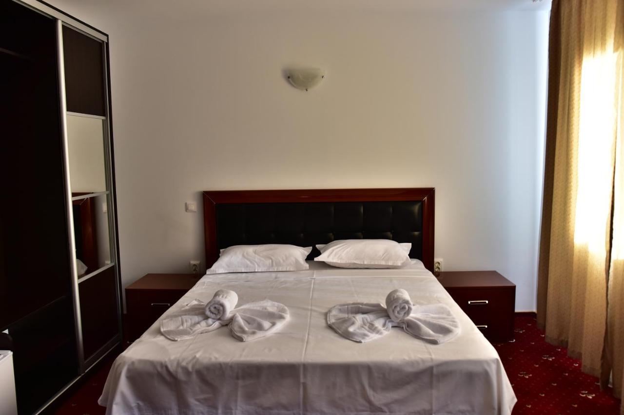 Hotel Ostrov Călimăneşti エクステリア 写真