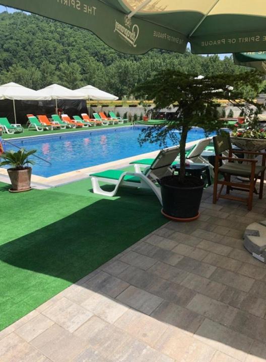 Hotel Ostrov Călimăneşti エクステリア 写真