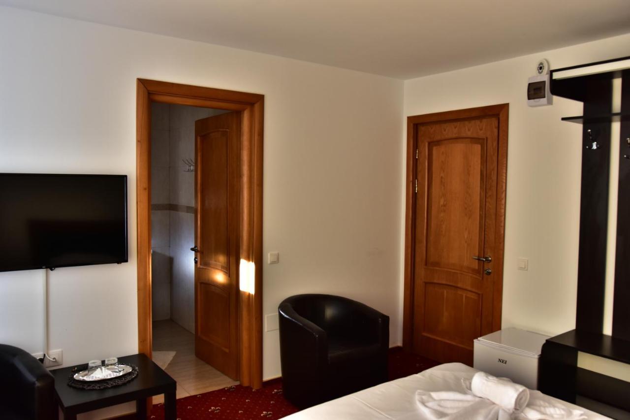 Hotel Ostrov Călimăneşti エクステリア 写真