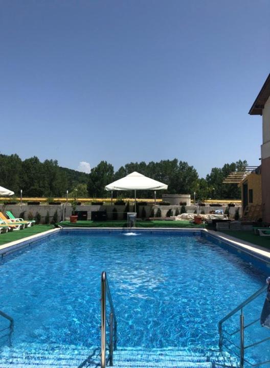 Hotel Ostrov Călimăneşti エクステリア 写真