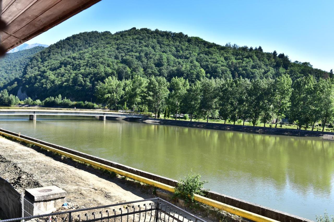 Hotel Ostrov Călimăneşti エクステリア 写真