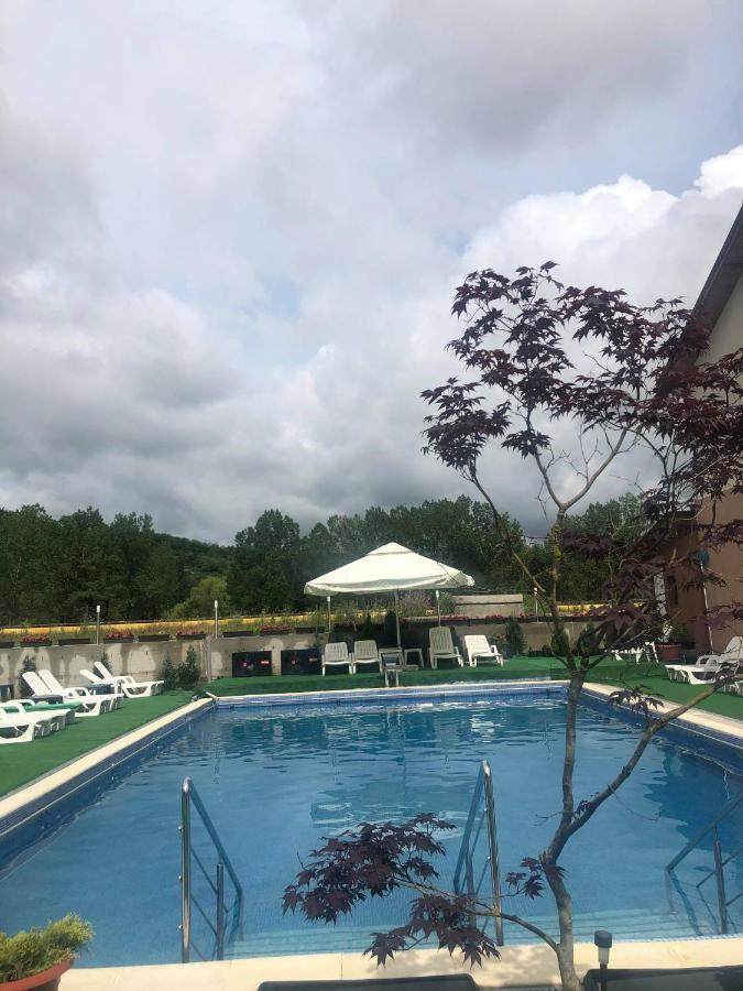 Hotel Ostrov Călimăneşti エクステリア 写真