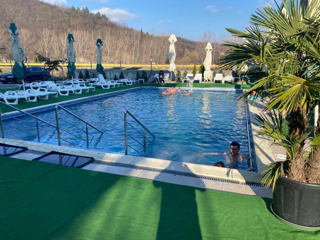 Hotel Ostrov Călimăneşti エクステリア 写真