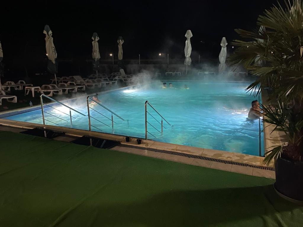 Hotel Ostrov Călimăneşti エクステリア 写真